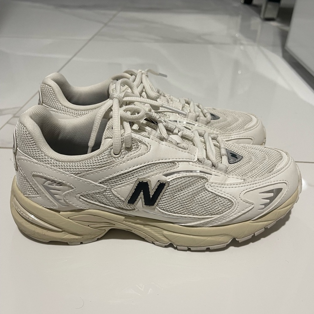New Balance Women’s 725 sneakers size 7.5